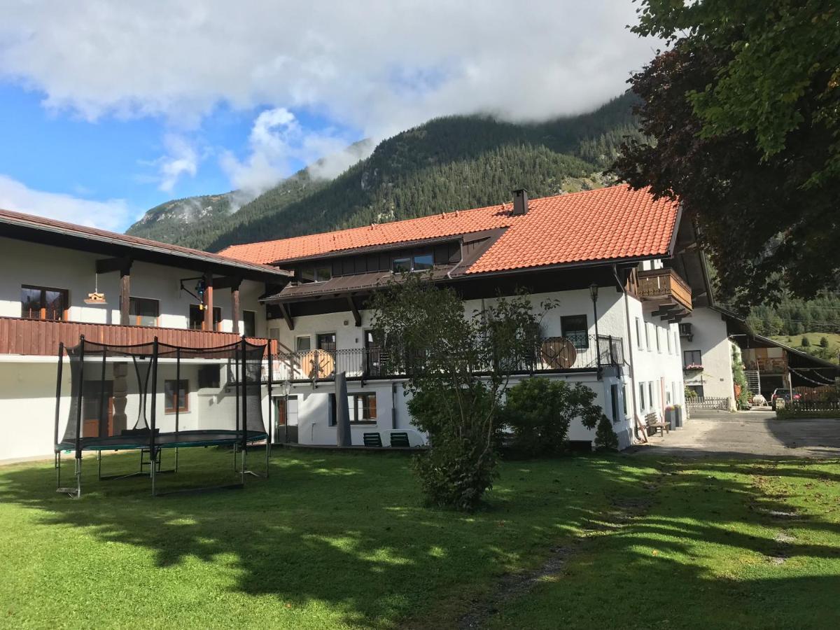 Pony-Ziegen-Hasen-Ranch Bichlbach Appartement Buitenkant foto
